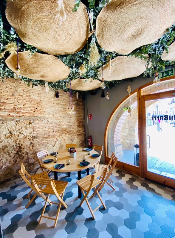 Interior y terraza de ChiBarri con la Plaça de Sant Pere al fondo